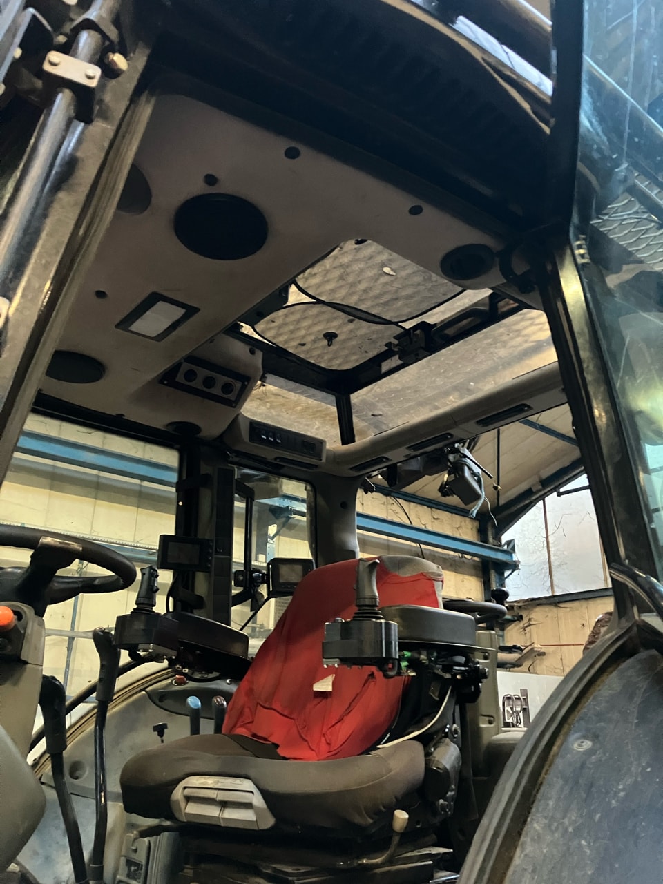 Tracteur VALTRA N143H - photo slide 9