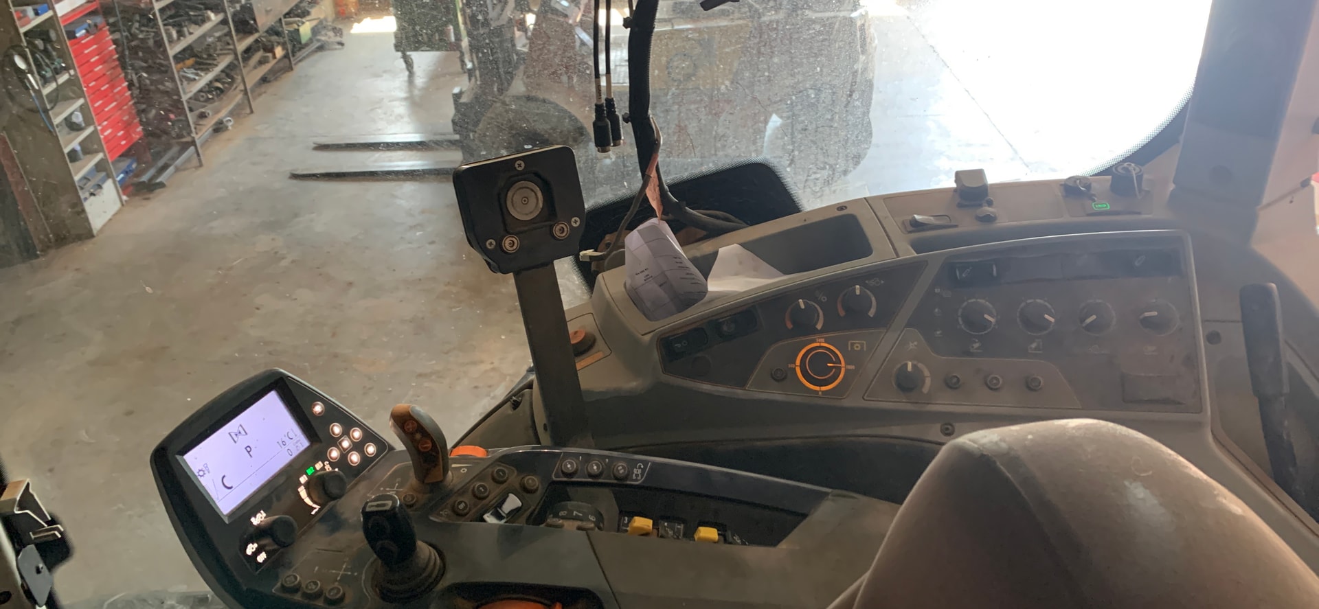 Tracteur chargeur VALTRA T 214 DIRECT - photo slide 13
