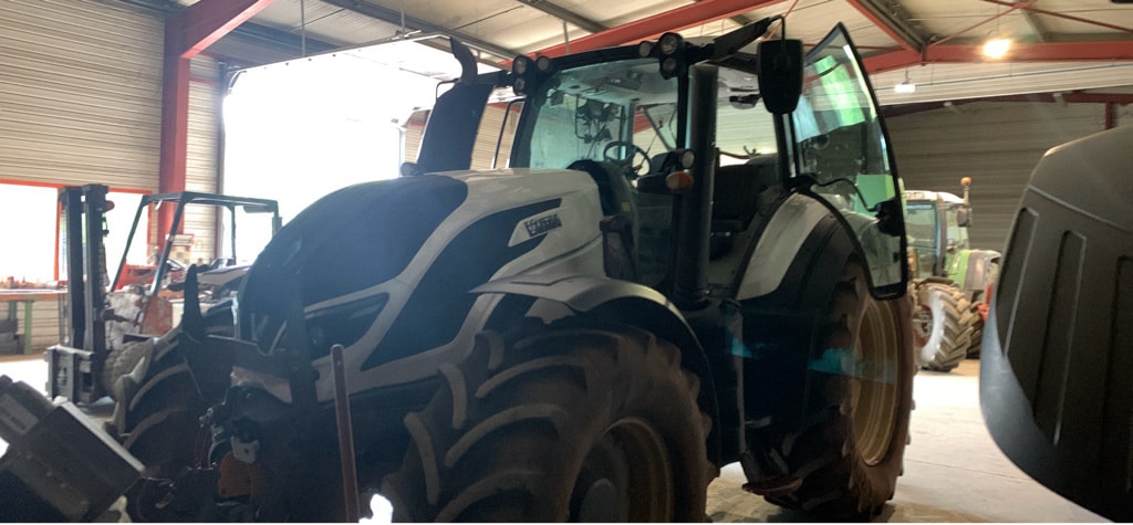 Tracteur chargeur VALTRA T 214 DIRECT - photo slide 1