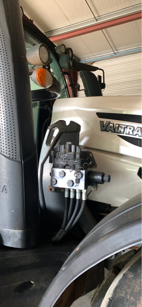 Tracteur chargeur VALTRA T 214 DIRECT - photo slide 10