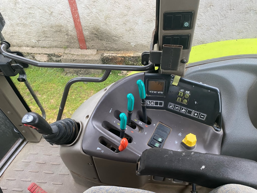 Tracteur CLAAS ARES 556 RZ - photo slide 11