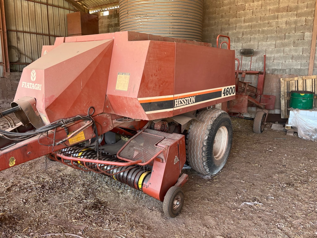 Presse moyenne densite FIAT Hesston 4600 - photo slide 4