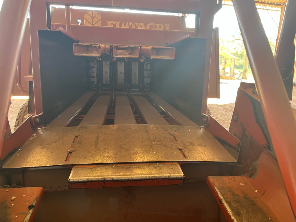 Presse moyenne densite FIAT Hesston 4600 - photo slide 7